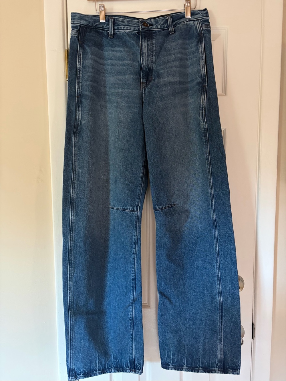 AG Adriano Goldschmied Barrel High-Rise cuffed Jeans in Medium Blue - Picture 3 of 10